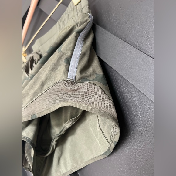 Lululemon Hotty Hot Short Savasana Camo Fatigue Green, Size 6 - Picture 10 of 12